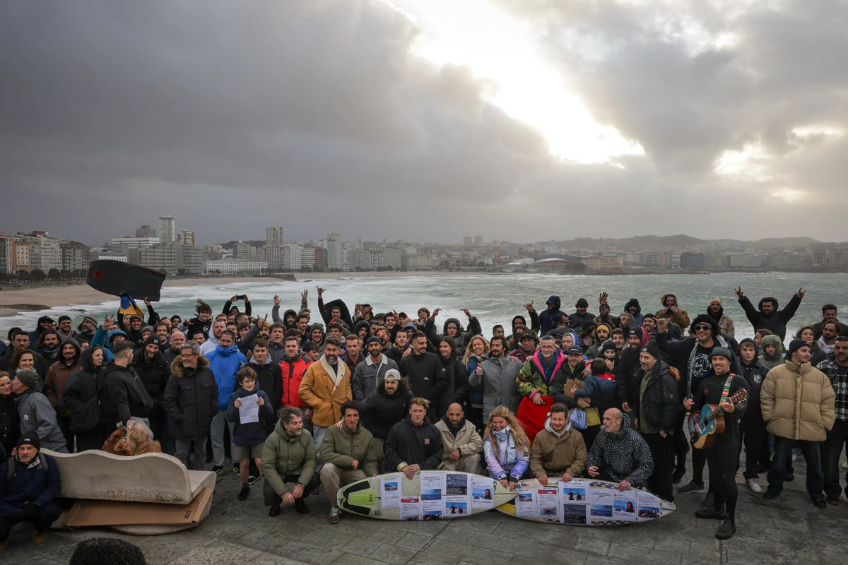 Éxito da manifestación surfeira na Coruña