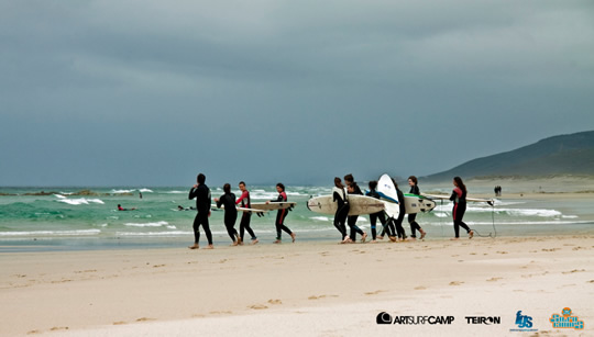 Escolares de Carballo aprenden a surfear!