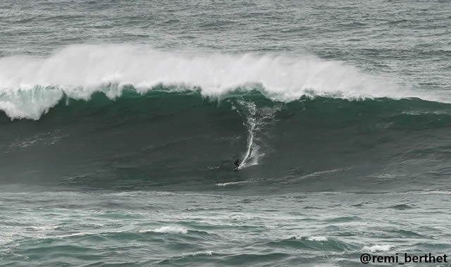 Juan Fernández rompe os seus límites nunha onda xigante na Coruña